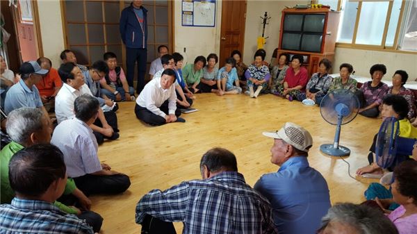 지난 26일 김철주 무안군수가 무안읍 성동리 마을회관에서 주민들과 격의없는 대화를 나누고 있다.