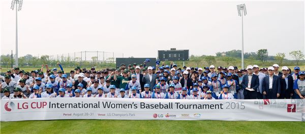 LG전자는 한국여자야구연맹과 공동으로 ‘2015 LG컵 국제여자야구대회’를 오는 31일까지 경기 이천시 LG챔피언스파크에서 진행한다. 28일 열린 개막식에서 선수단과 임원들이 기념 촬영을 하고 있다. 사진=LG전자 제공