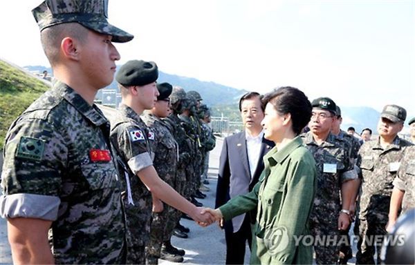 박근혜 대통령이 28일 오후 역대 최대 통합화력훈련을 참관하고 위기사태 당시 전역연기를 신청했던 장병들을 만나 격려했다. 사진=연합뉴스