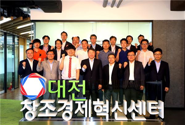 지난달 18일 대전 창조경제혁신센터를 방문한 최태원 SK 회장이 입주벤처기업 대표, 청년 창업가, 센터 운영진들과 기념촬영을 하고 있다. 사진=뉴스웨이 DB