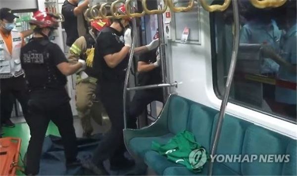 지난 29일 오후 서울 지하철 2호선 강남역에서 지하철 정비업체 직원 조모(29)씨가 역으로 진입하던 열차와 스크린도어 사이에 끼여 숨졌다. 소방대원들이 구조작업을 하고 있다. 사진=연합뉴스 제공