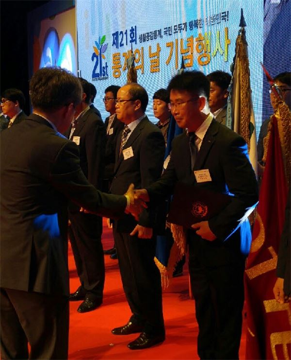 류하민 롯데푸드 천안공장장(右)이 유경준 통계청장(左)으로부터 국무총리 표창을 수상하고 있다. 사진=롯데푸드 제공