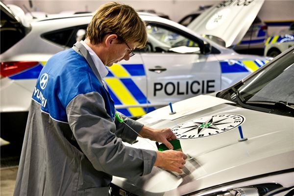 현대자동차 체코공장에서 ix35 경찰차가 제작되고 있는 모습. 작업자가 ix35 경찰차 보닛 후드에 경찰 로고 등을 부착하고 있다. 사진=현대자동차 제공