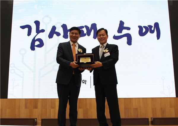 무학은 2일 창원시 마산회원구 창원1공장 내 굿데이뮤지엄 개관식에서 지역 사회공헌사업과 문화예술단체 후원, 예술작가 육성 등 나눔 문화 확산에 앞장서 온 것에 경상남도로부터 감사패를 받았다.(사진 왼쪽부터 최재호 무학 회장, 윤한홍 경남도행정부지사)