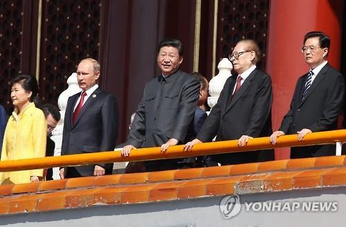 중국 전승절 70주년 기념 열병식. 시진핑 중국 국가주석(中)의 왼쪽으로 블라디미르 푸틴 러시아 대통령과 박근혜 대통령이 자리하고 있다. 사진=연합뉴스 제공