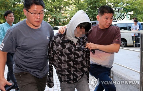 부탄가스통을 폭발시킨 혐의를 받고 있는 이모군이 3일 영장실질심사를 받기 위해 양천구 서울남부지법으로 들어서고 있다. 사진=연합뉴스 제공