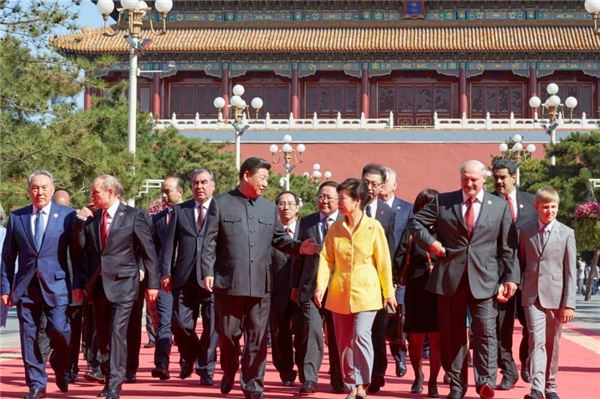박근혜 대통령이 3일 중국 베이징에서 열린 열병식을 참관하고 시진핑 중국 국가주석과 이동하고 있다. 사진=청와대 제공