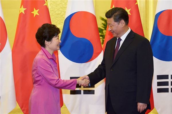 중국을 방문한 박근혜 대통령이 시진핑 중국 국가주석과 악수를 나누고 있다. 사진=청와대 제공