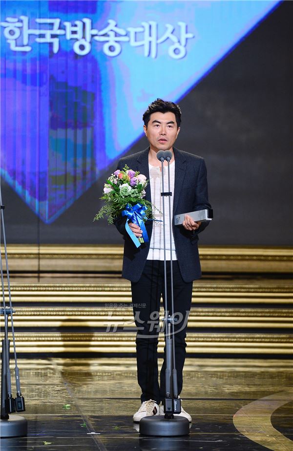 SBS 월화극 ‘펀치’의 이명우 감독이 한국방송대상에서 작품상을 수상, 제작진과 배우들에게 감사의 인사를 전했다 /사진제공= SBS
