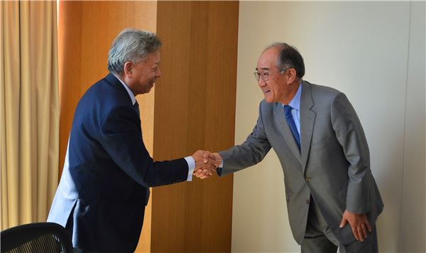 (오른쪽) 이덕훈 수은행장과 (왼쪽) 진리췬 AIIB 총재지명자 /사진=수출입은행