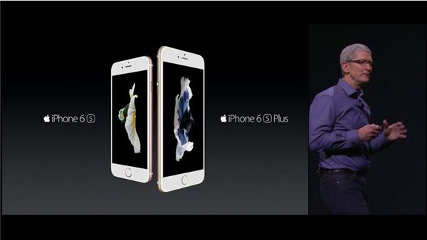 애플 팀쿡 CEO가 신형 스마트폰 아이폰6S, 아이폰6S 플러스를 소개하고 있다. 사진=애플 홈페이지 생중계 화면 캡처