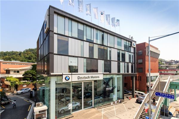 BMW 코리아는 공식 딜러인 도이치모터스를 통해 용산구 한남대로에 BMW 전시장을 오픈했다.