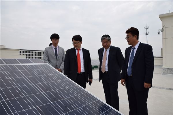 이우현 OCI 사장(왼쪽 두번째)이 중국 저장성 자싱시에 위치한 파트너사 CMAG 옥상에 설치된 태양광발전소 현장을 실사하고 있다. 사진=OCI 제공