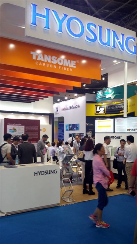 지난 9월 4~6일 중국 상해 세계 엑스포 컨벤션센터에서 열린 ‘2015 상하이 컴포지트’ 전시회에서 관람객들이 효성 탄소섬유 브랜드인 ‘탄섬(TANSOME)’ 전시관을 참관하고 있다. 사진=효성 제공
