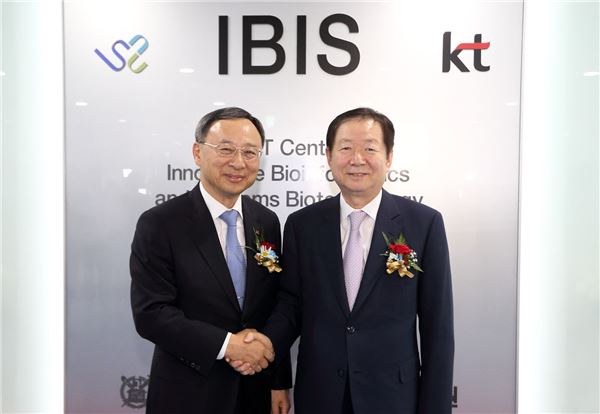 KT는 서울대학교와 함께 국내 최대 규모의 암 유전체 분석 기관 ‘생명정보실용화센터(IBIS)’를 개소했다고 15일 밝혔다.  KT 황창규 회장(왼쪽)과 서울대학교 성낙인 총장. 사진=KT 제공