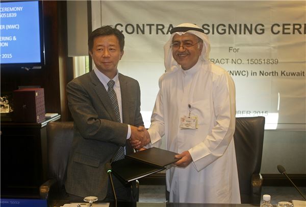 15일 개최된 NWC(New Water Center) 프로젝트 계약식에서 하셈 사예드 하셈(Mr. Hashem Sayed Hashem) KOC CEO(오른쪽) 및 임병용 GS 건설 CEO(왼쪽)가 계약서에 서명 후 악수하고 있다. 사진=GS건설 제공