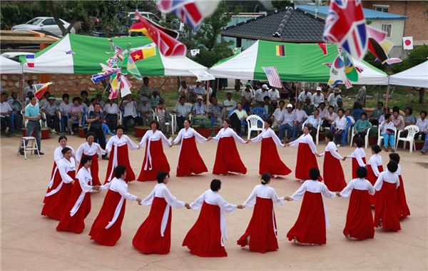 강강술래 보존회원들이 지난해 명량축제장에서 시연공연을 펼치고 있다.