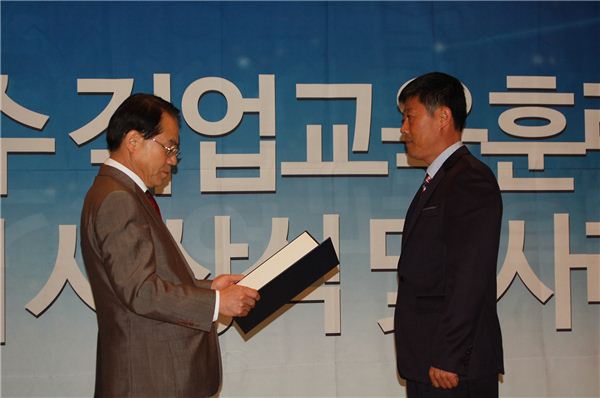 현대삼호중공업 이양국 반장이 16일 서울 그랜드호텔에서 열린 '제8회 우수 직업교육 훈련 경진대회' 입상자로 고용노동부장관상 '대상'을 수상하고 있다.