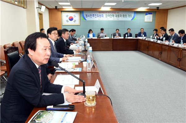박홍률 목포시장(왼쪽 첫 번째)이 17일 ‘대양산단 범시민취진위원회’ 회의를 개최하고 있다.
