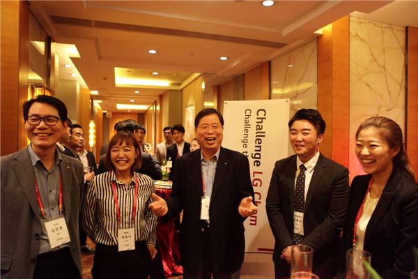 지난 19일 박진수 LG화학 부회장(가운데)과 김민환 CHO 전무(맨 왼쪽)가 북경에서 열린 글로벌 우수인재 채용 행사에서 참가자들과 환담을 나누고있다. 사진=LG화학 제공