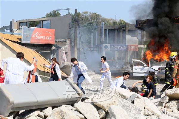  ‘디데이’ 촬영장 가보니··· “폭탄 터지고 땅 흔들리고”(종합) 기사의 사진