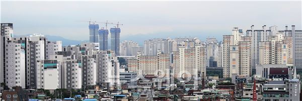 집사느라 빚 증가한 가계, 여유자금 줄고 저축은 늘어 기사의 사진