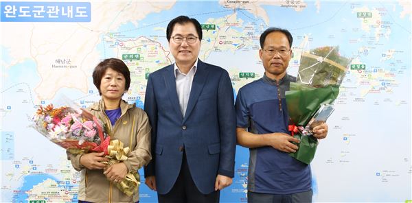 23일 신우철 군수가 돌고래호 생존자 3명을 구한 박복연· 김용자 씨 부부에게 자랑스러운 완도군민상을 수여했다.