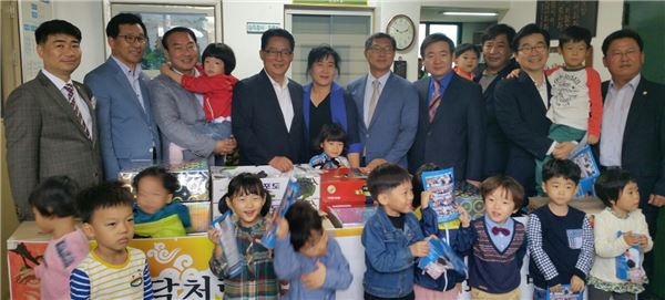 지난 23일 강성휘 도의원과 박지원 국회의원, 권욱 도의원 등이 '목포 성모의 집'을 방문해 위문품을 전달하고 있다.