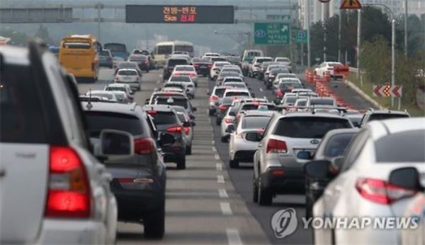 추석 당일 정오가 가까워지면서 전국 고속도로 양방향에서 정체 구간이 빠르게 늘고 있다. 서울에서 부산까지는 8시간20분이 걸릴 것으로 전망된다. 사진=연합뉴스 제공