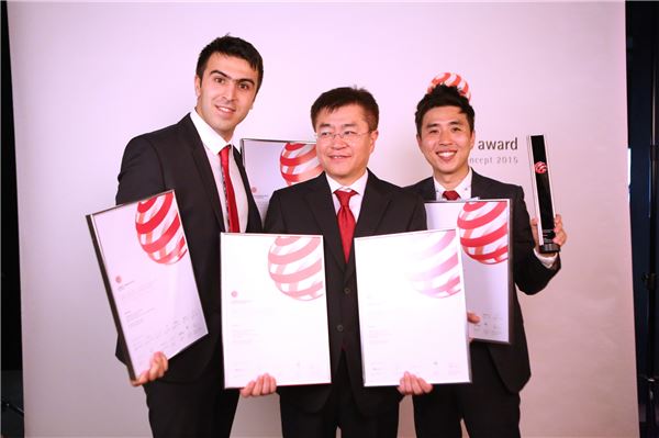 한국타이어가 국내 기업 최초로 지난 25일 싱가포르에서 개최된 ‘레드닷 어워드 디자인 컨셉 2015’ 시상식에서 대상을 수상했다. 사진=한국타이어 제공