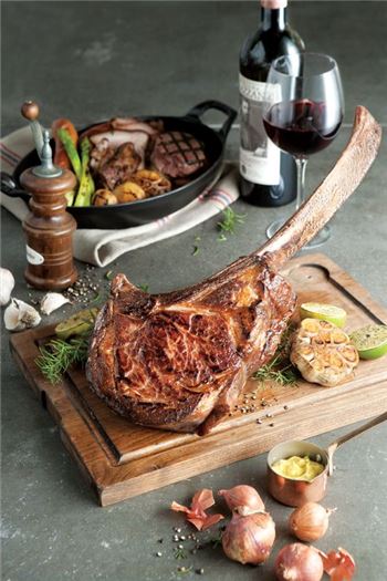 더스테이크하우스 바이 빕스 토마호크 스테이크. 사진=CJ푸드빌 제공