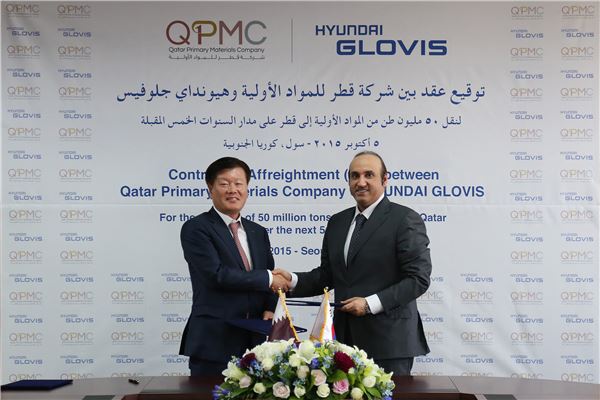 김경배 현대글로비스 사장(왼쪽)과 에이사 알 하마디 QPMC 사장이 계약서에 서명한 후 악수하고 있다. 사진=현대글로비스 제공
