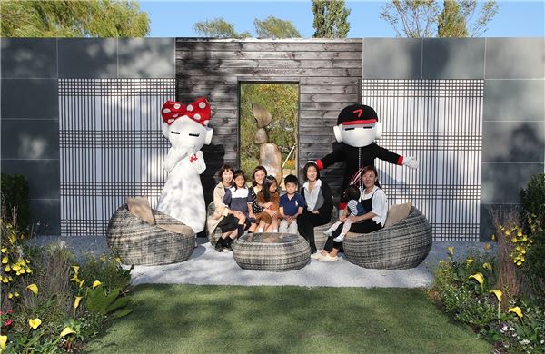 금호타이어는 친환경 타이어 기업으로 ‘2015 서울정원박람회’에 참여해 세계적 정원 디자이너의 정원 조성을 후원했다.