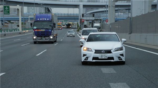 한국토요타자동차는 오는 2020년경의 실용화를 목표로 하여 개발중인 ‘자동운전 실험차’를 사용하여 도쿄의 수도 고속도로에서의 합류, 차선유지, 차선변경을 자동운전으로 수행하는 데모 주행을 진행했다고 7일 밝혔다.