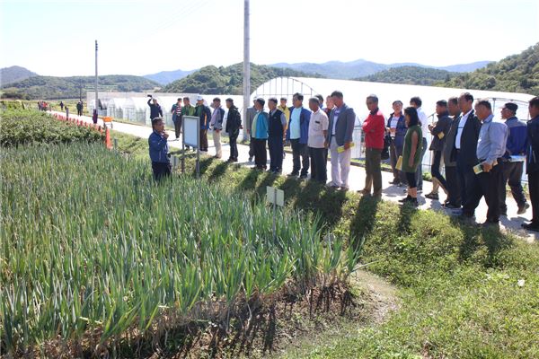 최근 진도군 내 친환경 실천 시범농가와 쌀 전업농가 등 농업인 170여명이 참석한 가운데 농업기술센터 일원에서 올해 농사 종합 평가회를 하고 있다.
