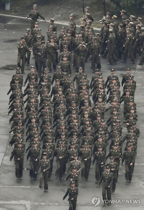 10일 오전 인민군이 평양 김일성 광장 방향으로 이동하고 있다. 사진=연합뉴스 제공