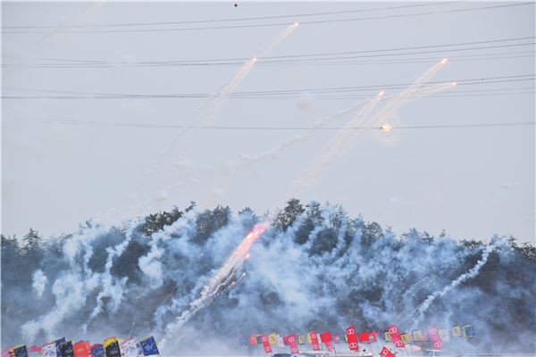 지난 10일 펼쳐진 명량대첩 재현 중 배들이 쏘아올린 폭죽이 울돌목 상공을 지나는 고압선 부근에서 불꽃을 내고 있다.