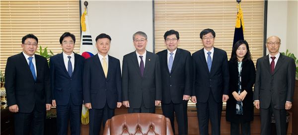 임종룡 금융위원장(왼쪽 4번째)과 윤창현 공장위 민간 위원장(왼쪽 5번째) /사진=금융위