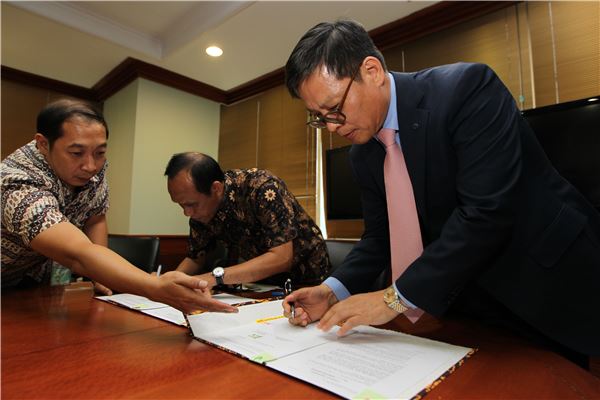 대림산업 토목사업본부 이기용 상무(우측)와  인도네시아 전력공사 수팡캇 이완 산토소 지역본부장(좌)이 계약서에 서명하고 있다. 사진=대림산업 제공