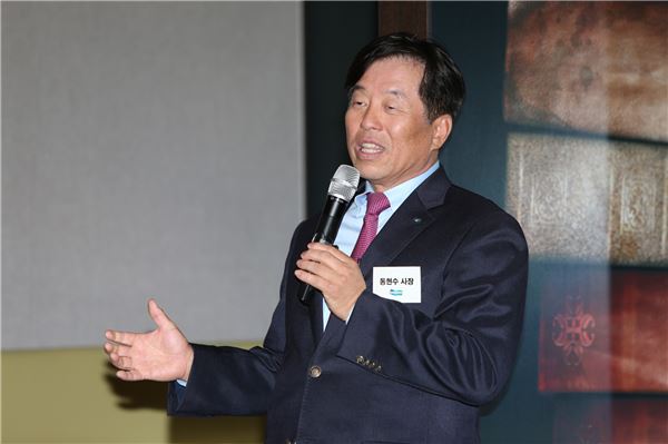 지난 12일 열린 두산 간담회에서 동현수 사장이 사회공헌 계획에 대해 설명하고 있다. 사진=두산 제공