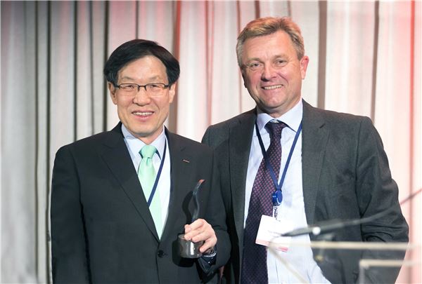 권오준 포스코 회장이 12일(현지시간) 미국에서 열린 제 49차 세계철강협회(WSA) 연례총회에서 '올해의 혁신상'을 수상했다. 사진=포스코 제공