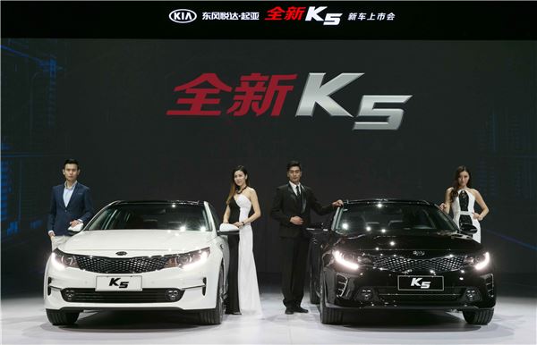 기아자동차는 13일(현지시간) 중국 상해 엑스포센터에서 ‘중국형 신형 K5’의 공식 출시 행사를 갖고 본격적인 판매에 돌입했다.