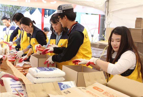 CJ제일제당 푸드뱅크 희망나눔 선물세트 조립봉사. 사진=CJ제일제당 제공