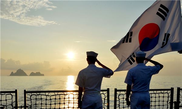 전국경제인연합회가 ‘광복70년 기념 사진공모전 수상작 전시회’를 개최한다고 밝혔다. 사진은 대상을 수상한 ‘국민과 함께 우리 해군이 지키는 독도’(김상근) 사진=전경련 제공