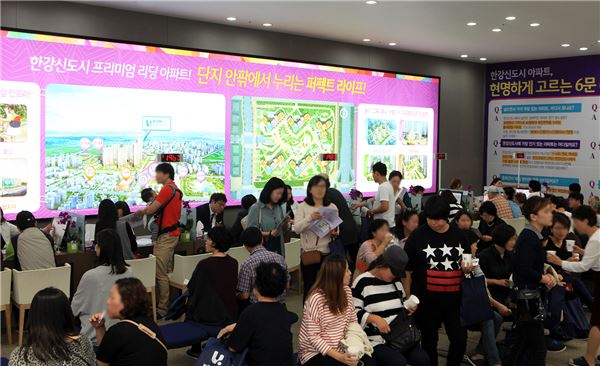 ‘김포한강신도시 반도유보라 5차’ 모델하우스 방문객들이 상담을 위해 기다리고 있는 모습. 사진=반도건설 제공