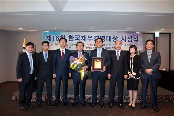 제16회 한국재무경영대상 시상식에서 공기업 재무구조대상을 수상한 한전KPS 정의헌 경영관리본부장(사진 왼쪽에서 네 번째)이 임직원들과 함께 수상의 기쁨을 나누고 있다. 사진=한전KPS 제공