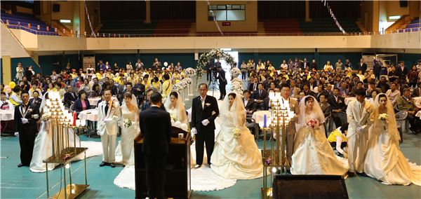 16일 완도군 농어민문화체육센터에서 경제적 어려움 등으로 미처 결혼식을 올리지 못한 6쌍의‘다문화가족 합동결혼식’이  열렸다.