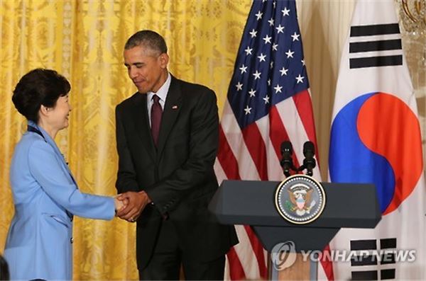 박근혜 대통령과 오바마 미국 대통령이 16일(현지시간) 미국 워싱턴 백악관 이스트룸에서 공동기자회견을 마친 뒤 악수하고 있다. 사진=연합뉴스 제공