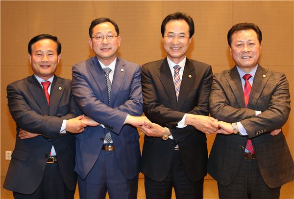 장대진 경북도의장, 명현관 전남도의장, 이동희 대구시의장, 조영표 광주시의장(사진 왼쪽 부터)이 지난 16일 전국 시· 도의회의장협의회 제7차 임시회 폐회 후 따로 만나 영호남 상생발전 논의를 위한 긴급 간담회를 갖고 당면한 양 지역의 주요 공동현안에 대해 긴밀히 협력해 나가기로 손을 맞잡았다.