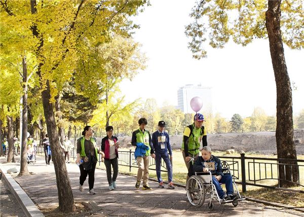 지난 17일 코오롱사회봉사단이 걷기만 해도 기부에 참여할 수 있는 ‘꿈을 향한 삼남길 트레킹’을 진행했다. 사진=코오롱 제공